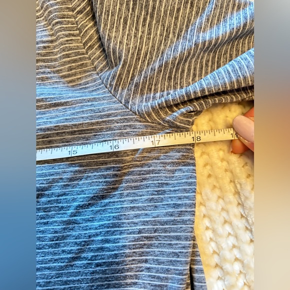 Gap Gray White Stripes Open Back Tie Long Sleeve Activewear Top - Picture 4 of 7